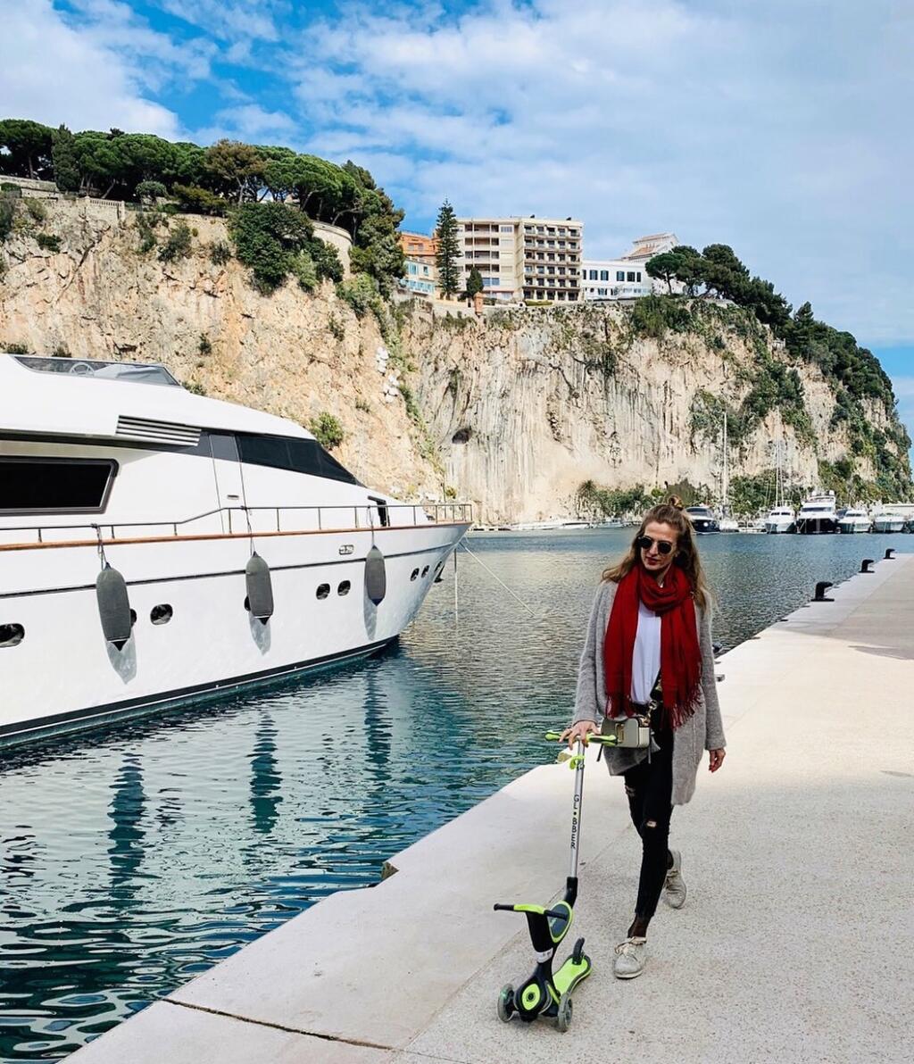 "Naša formulka. P.S. Malý fotí," napísala Katarína na instagrame. Zatiaľ čo ona pózovala, jej syn sa zmenil na dvorného fotografa.