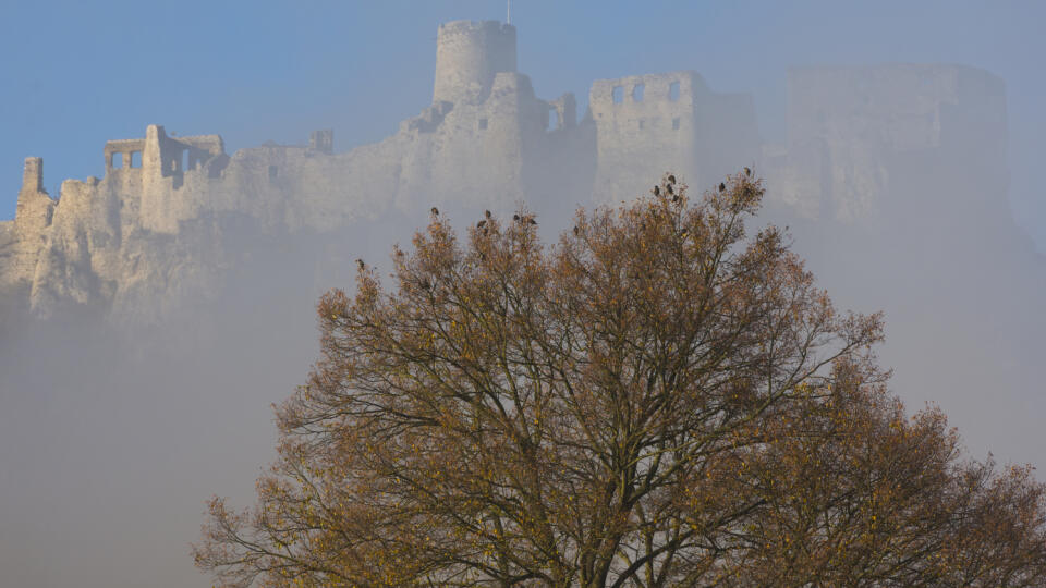 Spišský hrad v jesenných hmlách. Spišské Podhradie 10. októbra 2019. FOTO TASR - Milan Kapusta
