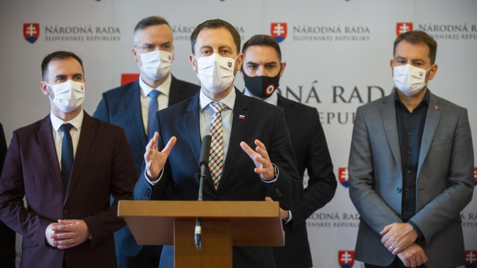 Na snímke zľava poslanec NR SR Michal Šípoš, štátny tajomník ministerstva financií SR Marcel Klimek, minister financií SR Eduard Heger, poslanec NR SR Juraj Gyimesi a predseda vlády SR Igor Matovič (všetci OĽaNO) počas tlačovej konferencie po schválení štátneho rozpočtu na rok 2021 v Bratislave v stredu 9. decembra 2020. Parlament schválil zákon roka, teda návrh štátneho rozpočtu na budúci rok. Zahlasovalo zaň 91 zo 141 prítomných zákonodarcov. FOTO TASR - Jakub Kotian
