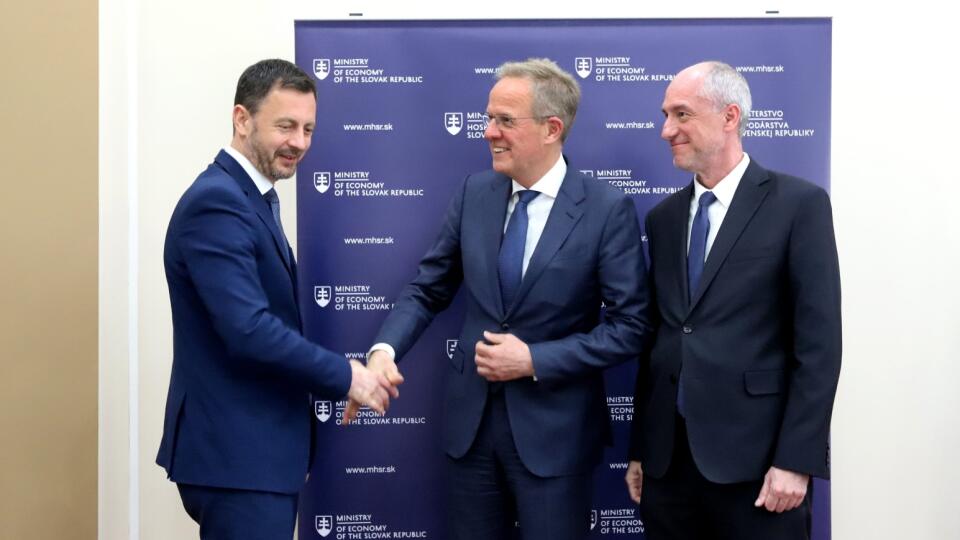 Do štátom pripravovaného priemyselného parku v Rimavskej Sobote prichádza nemecký investor pôsobiaci v oblasti elektrotechniky. Spoločnosť Winkelmann tam plánuje vytvoriť vyše 480 pracovných miest. Na snímke zľava dočasne poverený predseda vlády SR Eduard Heger, majiteľ spoločnosti Heinrich Winkelmann a dočasne poverený minister hospodárstva SR Karel Hirman pózujú po skončení tlačovej konferencie po slávnostnom podpise memoranda o spolupráci s prvým investorom v priemyselnom parku v Rimavskej S