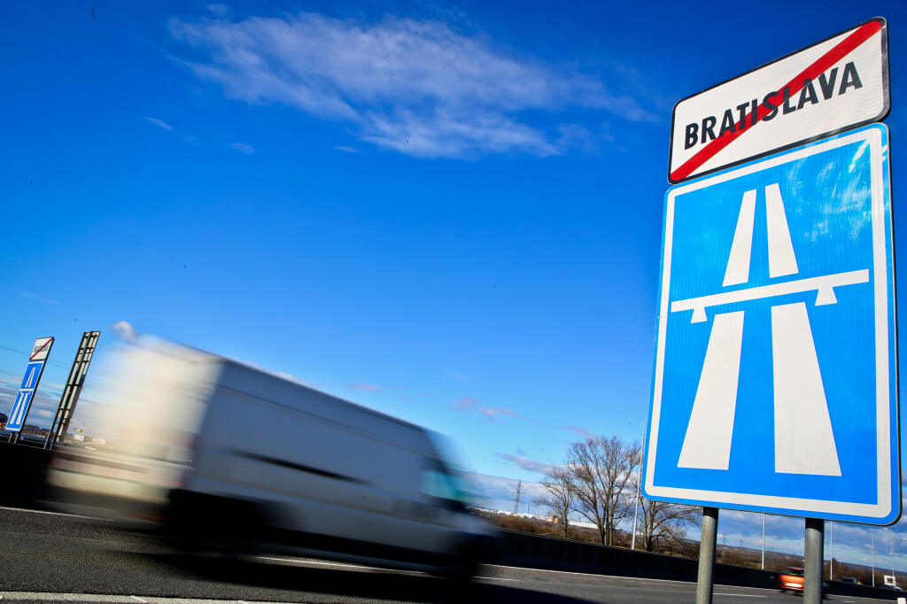 Na snimke system elektronickych dialnicnych znamok pre osobne motorove vozidla na slovenskych dialniciach.
