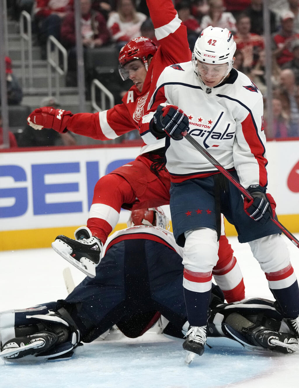 PK 16 Detroit - Na snímke v červenom drese hráč Detroitu Red Wings David Perron, brankár Darcy Kuemper a vpravo slovenský hokejista Martin Fehérváry (obaja Washington Capitals) v zápase zámorskej hokejovej NHL Detroit Red Wings - Washington Capitals v Detroite 3. novembra 2022. FOTO TASR/AP
Detroit Red Wings left wing David Perron interferes with Washington Capitals goaltender Darcy Kuemper next to defenseman Martin Fehervary (42) during the second period of an NHL hockey game, Thursday, Nov. 3