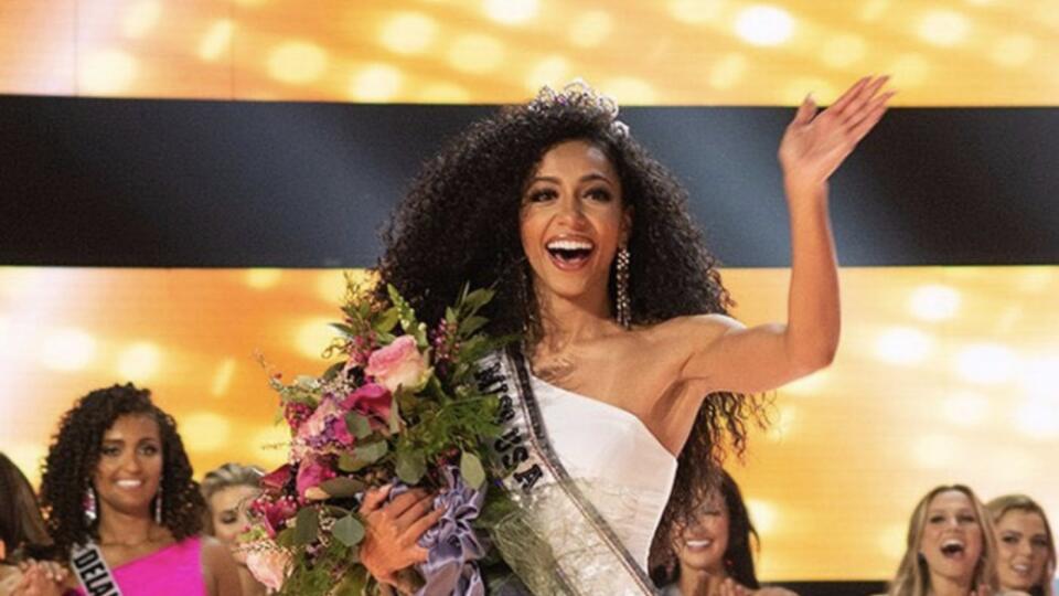 Policajný zbor mesta New York (NYPD) v pondelok oznámil, že začal vyšetrovanie smrti bývalej miss USA Cheslie Krystovej, ktorú v nedeľu našli mŕtvu po páde z obytného domu v New Yorku.