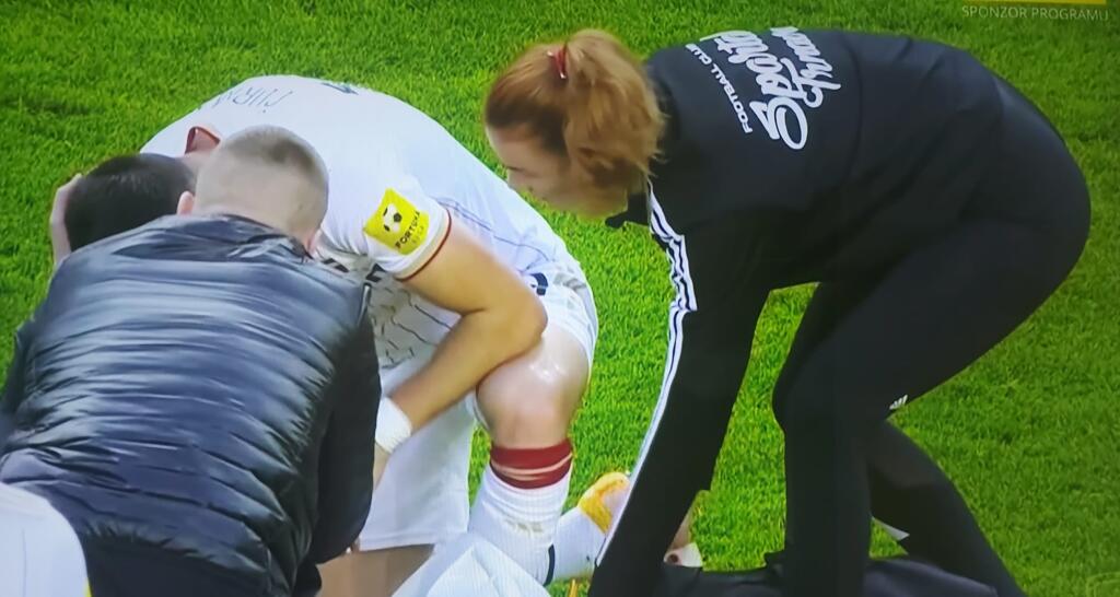 Lenka vybehla na ihrisko ošetriť trnavského obrancu Matej Čurmu len krátko predtým, ako sa začalo vyčíňanie futbalových chuligánov.