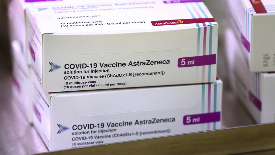 WA 19 archív Haywards Heath - Na archívnej snímke z 2. januára 2021 krabice s vakcínou britsko-švédskej firmy AstraZeneca, ktorá ju vyvíjala v spolupráci s Oxfordskou univerzitou. Európska lieková agentúra (EMA) dostala žiadosť o registráciu vakcíny AstraZeneca. Ak vakcínu uzná za kvalitnú, bezpečnú a účinnú, mohla by ju Európskej komisii odporučiť na schválenie 29. januára. Zatiaľ však boli v EÚ schválené na použitie len dve vakcíny: od spoločností BioNTech/Pfizer a Moderna. Očkovanie prvou z n