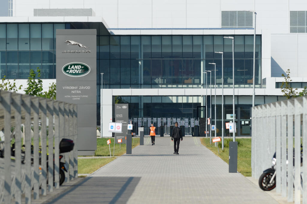 Spoločnosť Jaguar Land Rover Slovakia (na snímke) obnovila od pondelka 18. mája 2020 výrobu vo všetkých svojich prevádzkach v nitrianskom závode. Potvrdila to manažérka pre firemné vzťahy Miroslava Remenárová. Výroba v závode bola prerušená od 20. marca. V závode zostali pracovať len vybrané tímy zabezpečujúce výrobu vozidla Land Rover Defender a tie, ktoré boli určené na zabezpečenie nevyhnutných prevádzkových činností. FOTO TASR - Henrich Mišovič
