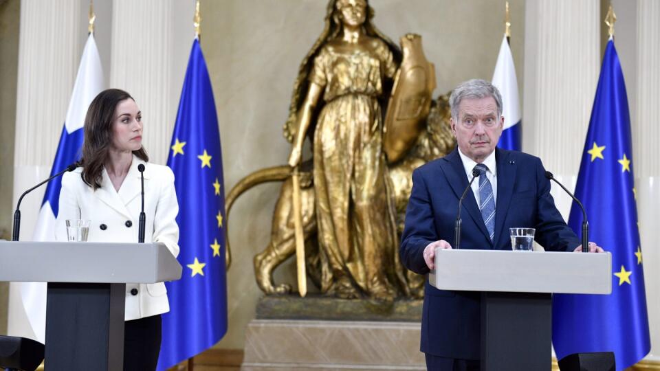 Fínsky prezident Sauli Niinistö (vpravo) a premiérka Sanna Marinová počas spoločnej tlačovej konferencie v Helsinkách v nedeľu 15. mája 2022.