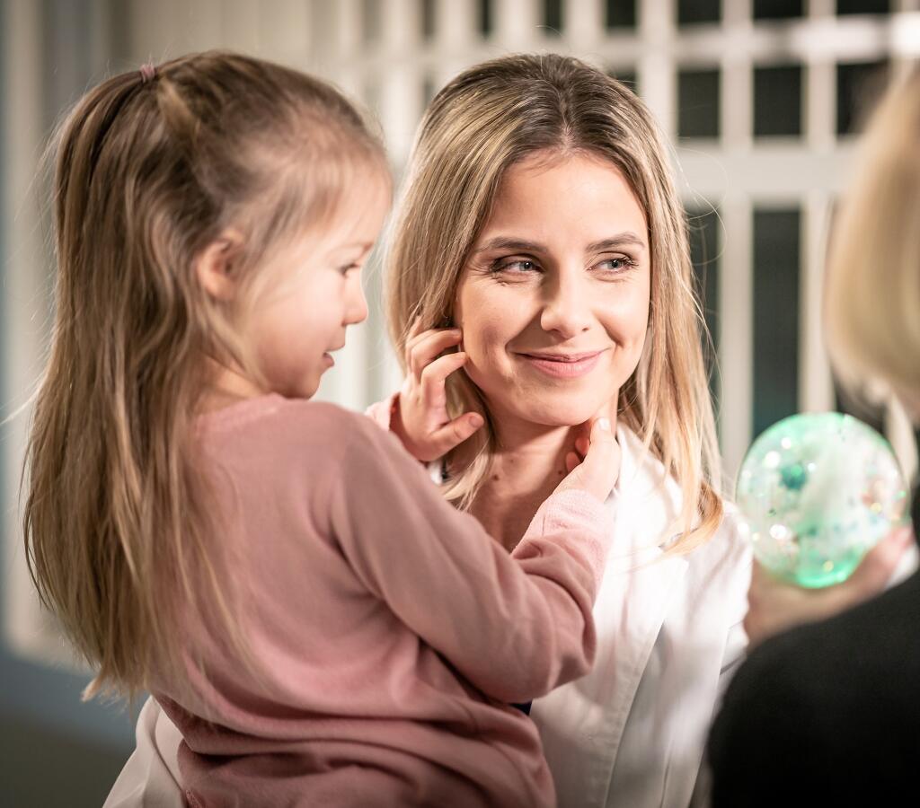 Nela Pocisková stvárňuje v seriáli mladú ženu, ktorá veľmi túži po dieťati, avšak osud jej bohužiaľ nepraje. S bábätkami sa však počas nakrúcania stretne mnohokrát.
