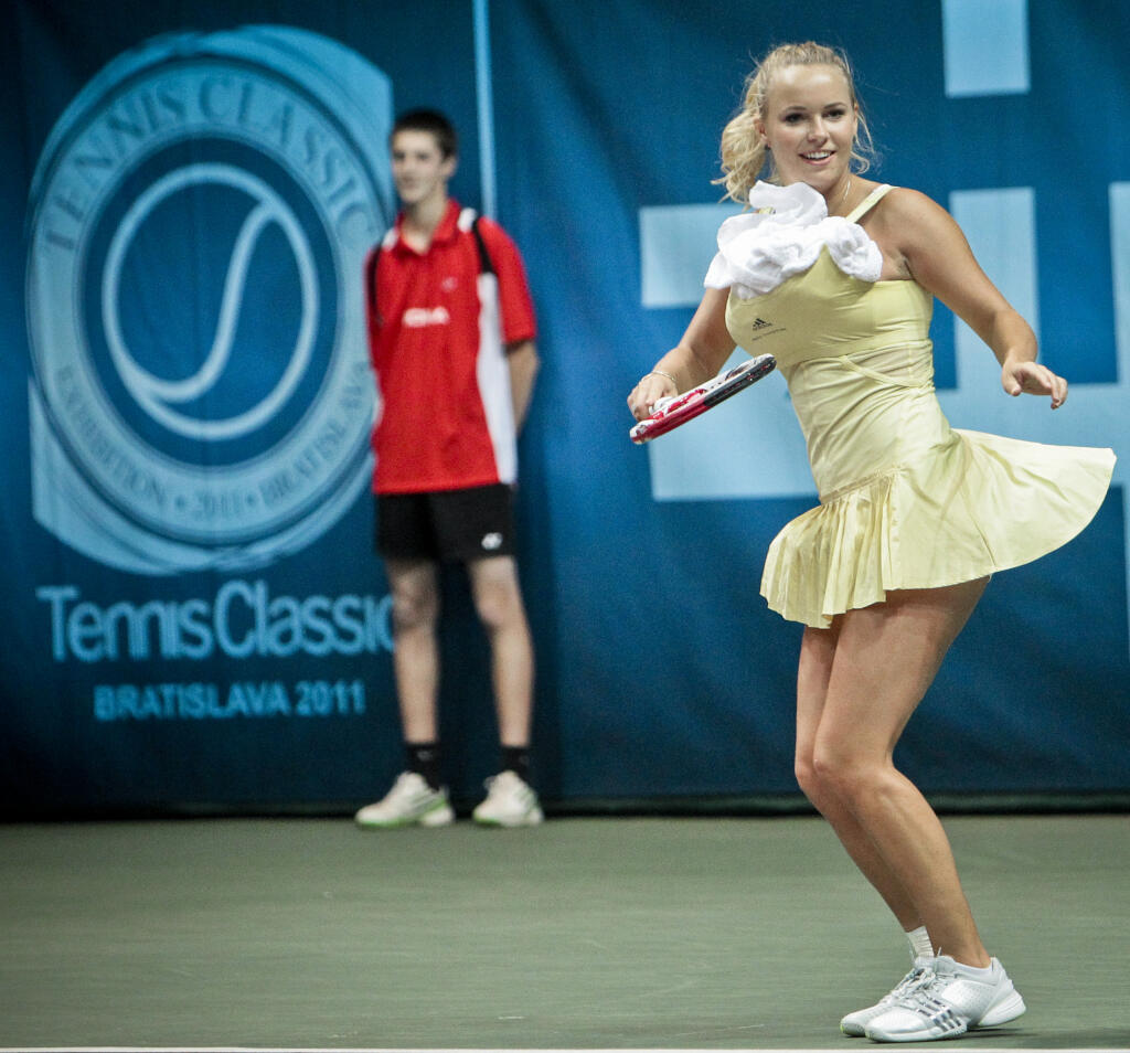 Na snimke svetova zenska tenisova jednotka Caroline Wozniacki pocas exhibicneho tenisoveho zapasu TENNIS CLASSIC proti slovenskej zenskej tenisovej jednotke Dominike Cibulkovej.