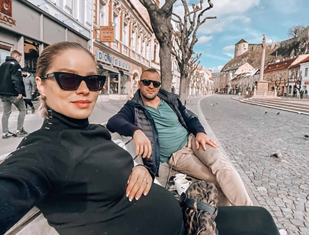Manželia Gáboríkovci počas prechádzky po Trenčíne.