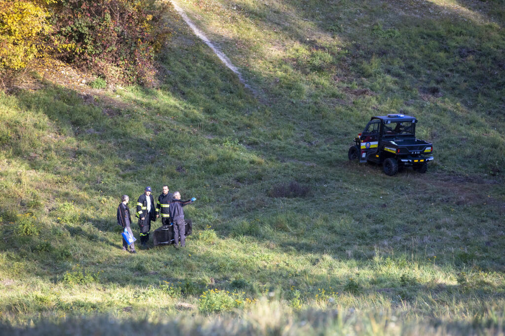 Na snímke hasiči a policajti vynášajú telo tragicky zosnulého hokejistu Dušana Pašek.
