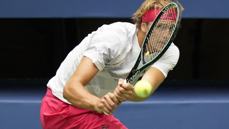 Nemecký tenista Alexander Zverev odvracia úder Juhoafričana Kevina Andersona počas zápasu 1. kola mužskej dvojhry na grandslamovom turnaji US Open v New Yorku v pondelok 31. augusta 2020.
