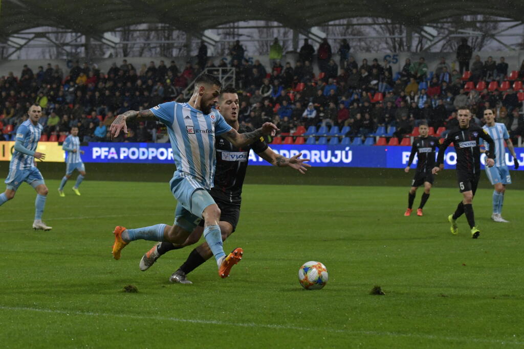 Futbalové kluby už majú od vlády povolenie opäť zarezávať naplno.