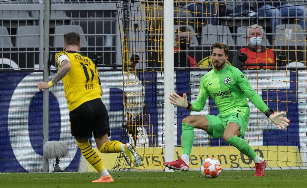 EBE 67 Dortmund - Na snímke vľavo hráč Dortmundu Marco Reus strieľa úvodný gól, vpravo prekonaný brankár Frankfurtu Kevin Trapp v zápase 1. kola nemeckej Bundesligy vo futbale Borussia Dortmund - Eintracht Frankfurt v Dortmunde 14. augusta 2021. FOTO TASR/AP
Dortmund's Marco Reus scores the opening goal against Frankfurt's goalkeeper Kevin Trapp during the German Bundesliga soccer match between Borussia Dortmund and Eintracht Frankfurt in Dortmund, Germany, Saturday, Aug. 14, 2021. (AP Photo/M