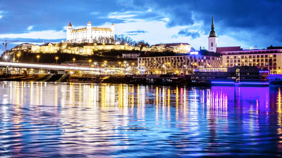 Nemý svedok. Majestátny Bratislavský hrad sa vyníma na kopci 80 metrov nad Dunajom.