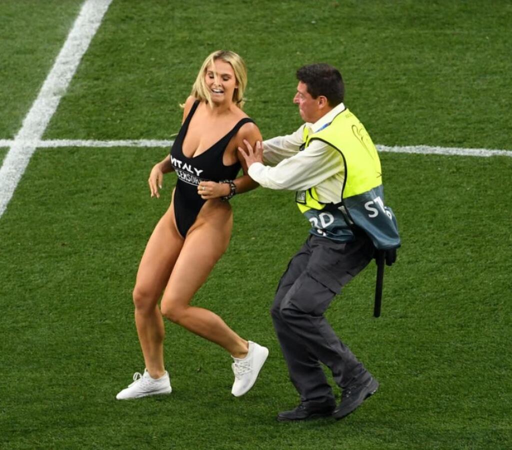 Prebiehalo finále Ligy majstrov v roku 2019 medzi Liverpoolom a Tottenhamom, keď zápas museli na niekoľko minút prerušiť. Na ihrisko totiž vbehla spomínaná Kinsey v odvážnych plavkách.