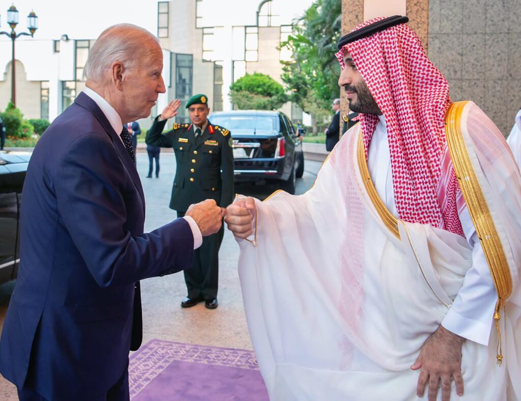 EBE 31 Džidda - Americký prezident Joe Biden pricestoval v piatok do Saudskej Arábie, ktorá je po Izraeli a palestínskych územiach poslednou zastávkou na jeho pracovnej ceste na Blízkom východe. Biden sa stal vôbec prvým americkým prezidentom, ktorý priletel do Saudskej Arábie priamym letom z Izraela; jeho lietadlo pristálo v saudskoarabskom meste Džidda. Na snímke zľava americký prezident Joe Biden a a saudskoarabský korunný princ Muhammad bin Salmán sa zdravia počas príchodu do saudsoarabskej 
