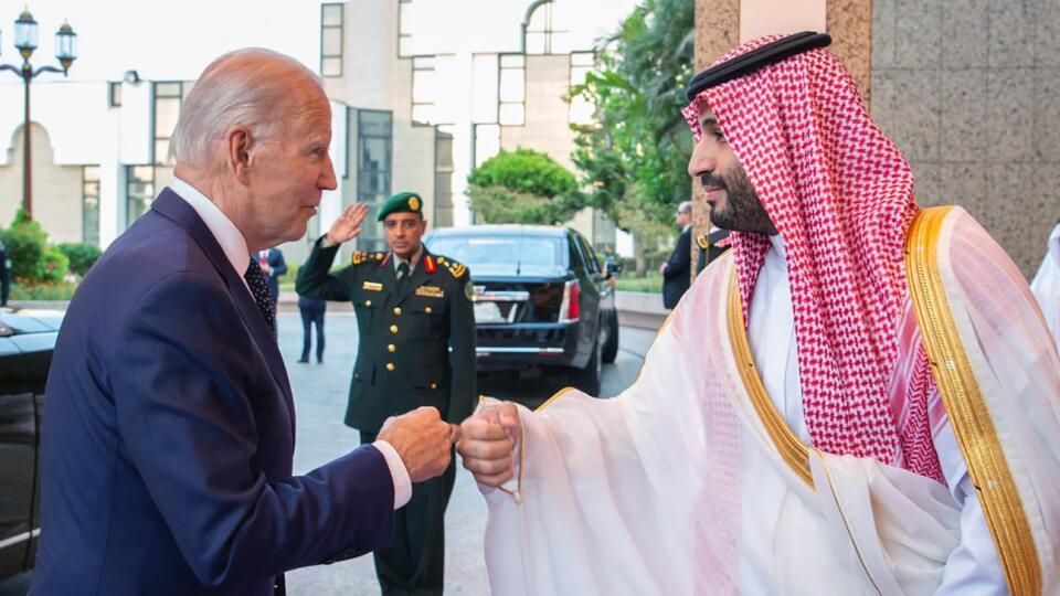 EBE 31 Džidda - Americký prezident Joe Biden pricestoval v piatok do Saudskej Arábie, ktorá je po Izraeli a palestínskych územiach poslednou zastávkou na jeho pracovnej ceste na Blízkom východe. Biden sa stal vôbec prvým americkým prezidentom, ktorý priletel do Saudskej Arábie priamym letom z Izraela; jeho lietadlo pristálo v saudskoarabskom meste Džidda. Na snímke zľava americký prezident Joe Biden a a saudskoarabský korunný princ Muhammad bin Salmán sa zdravia počas príchodu do saudsoarabskej