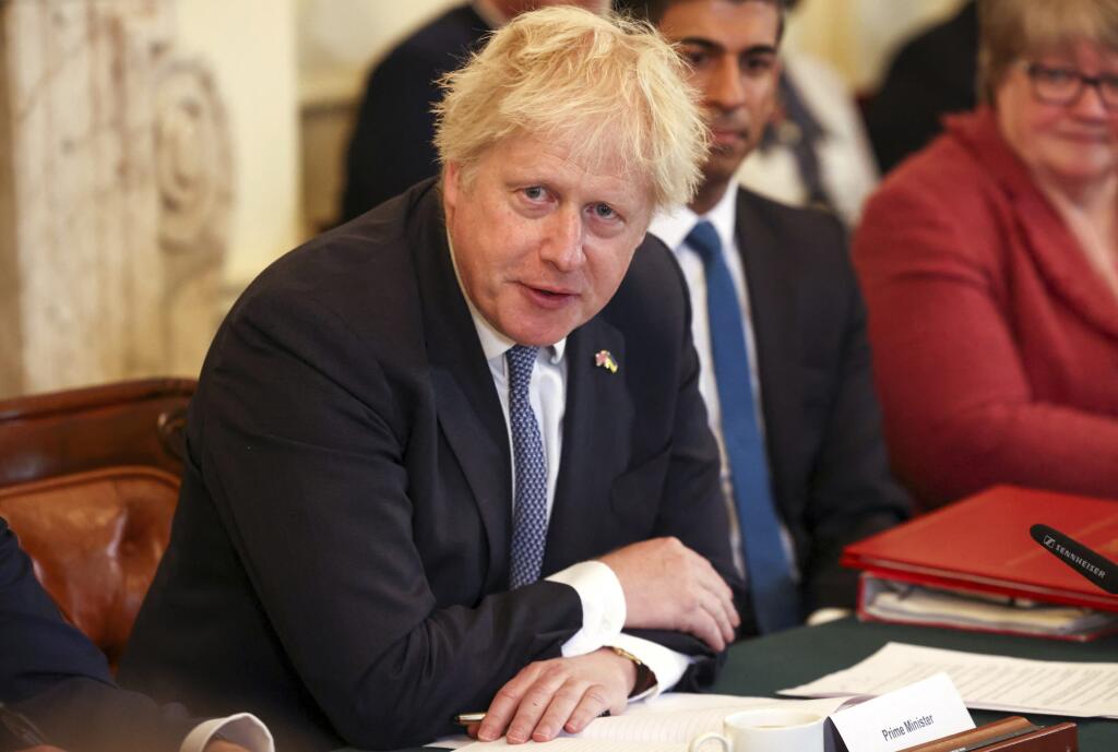 Britský premiér Boris Johnson. Rodiny by mali v októbri dostať nenávratný príspevok 235 až 470 eur. Očakáva sa aj zníženie DPH na pohonné látky.