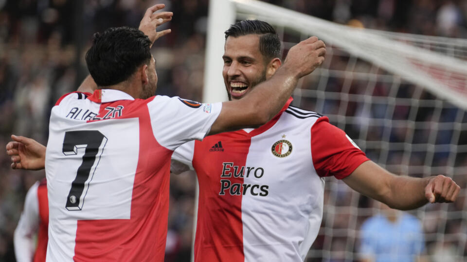 PK 71 Rotterdam - Na snímke sprava strelec gólu slovenský futbalista Feyenoordu Dávid Hancko a spoluhráč Alireza Jahanbakhsh sa tešia po strelení druhého gólu svojho tímu v zápase F-skupiny 2. kola skupinovej fázy Európskej ligy vo futbale Feyenoord Rotterdam - SK Sturm Graz v Rotterdame 15. septembra 2022. FOTO TASR/AP
Feyenoord's David Hancko, right, who scored his side's second goal, celebrates with teammate Alireza Jahanbakhsh during a Europa League Group F soccer match between Feyenoord an