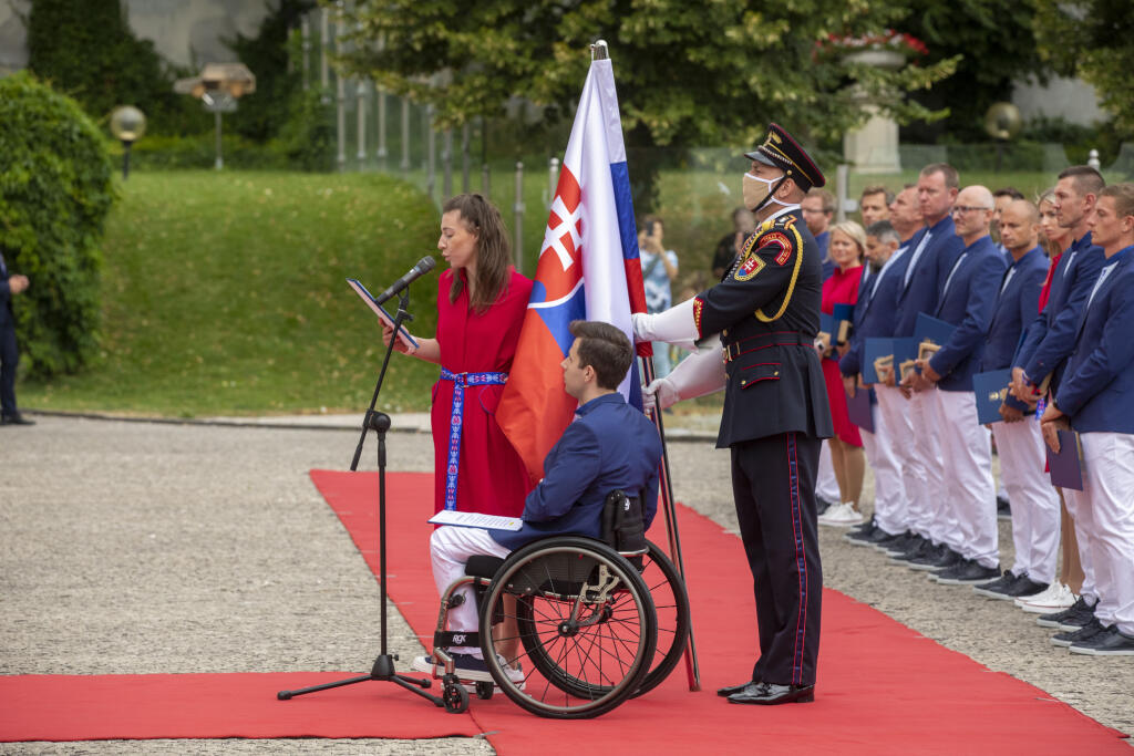 Športová gymnastka Barbora Mokošová (24) a parastrelec Radoslav Malenovský (34) včera na nádvorí Prezidentského paláca zložili v mene celej olympijskej a paralympijskej výpravy slávnostný sľub do rúk prezidentky Slovenskej republiky.