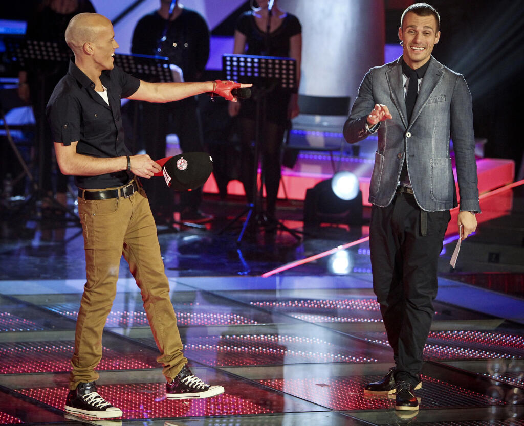 Na snimke zlava finalista sutaze Hlas Ceskoslovenska David Bisek a moderator Leos Mares pocas druheho finaloveho priameho prenosu.