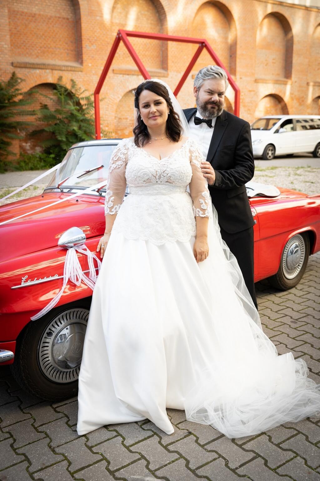 Petra ako nevesta, ktorá sa vydáva za profesora, ktorého hrá Samo Trnka.