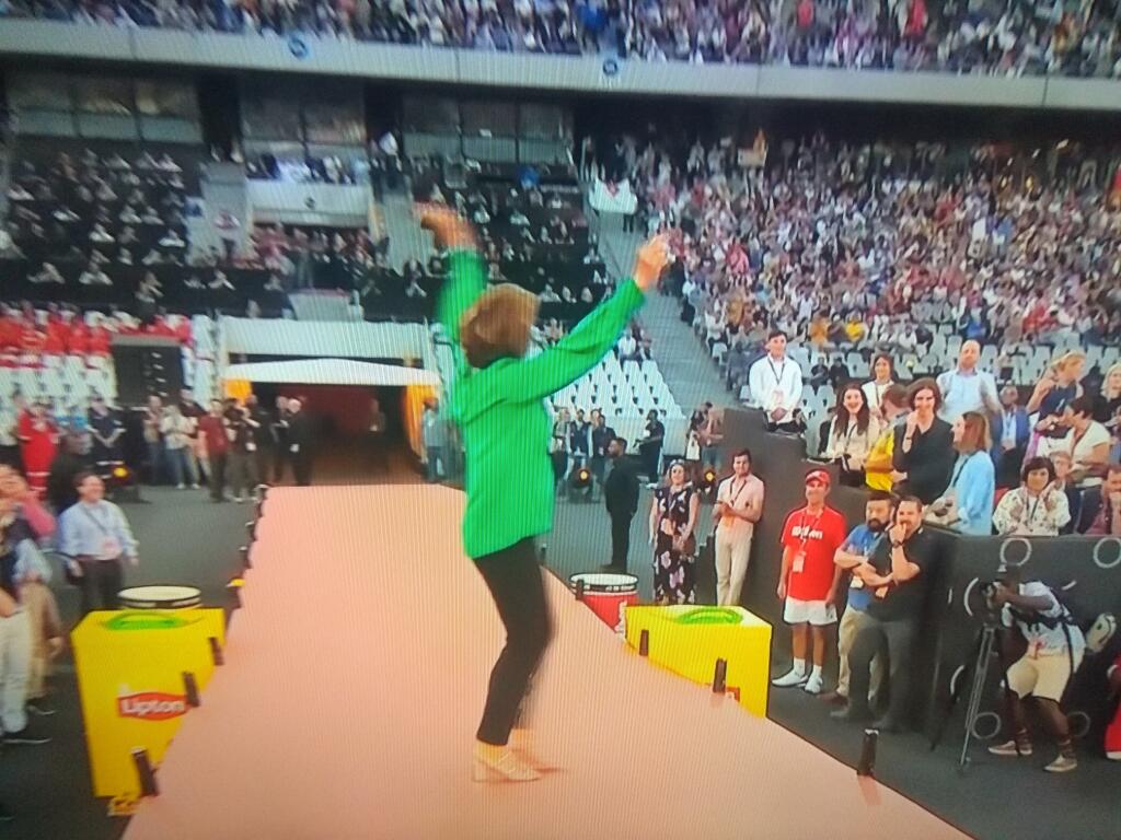 Sekundy a minúty pred zápasom exhibície patrili jednoznačne Rogerovej mame Lynette. Tá si nástup na kurt užívala a divákom na tribúne predviedla aj svoje tanečné kreácie.