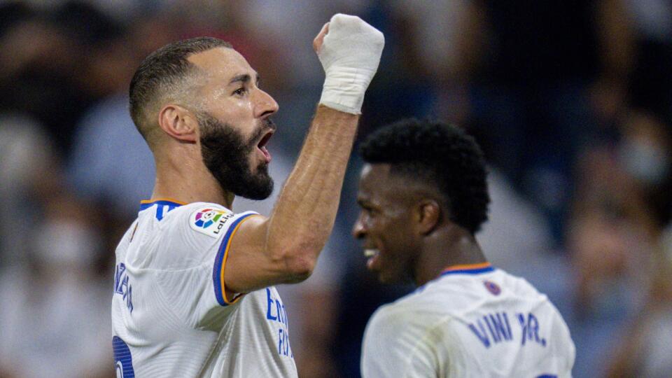 Futbalista Karim Benzema z Realu Madrid sa teší z gólu.