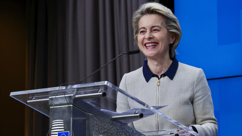 KK7 Brusel - Šéfka Európskej komisie Ursula von der Leyenová hovorí počas tlačovej konferencie po videosummite EÚ 19. novembra 2020 v Bruseli. Členské krajiny EÚ intenzívne pracujú na tom, aby sa čo najrýchlejšie dostali z krízy, v ktorej sa ocitli po maďarskom a poľskom zablokovaní rozpočtu EÚ a plánu obnovy. Uviedli tak predseda Európskej rady Charles Michel a šéfka Európskej komisie Ursula von der Leyenová na tlačovej konferencii po skončení štvrtkového videosummitu. Obaja predsedovia sa snaž