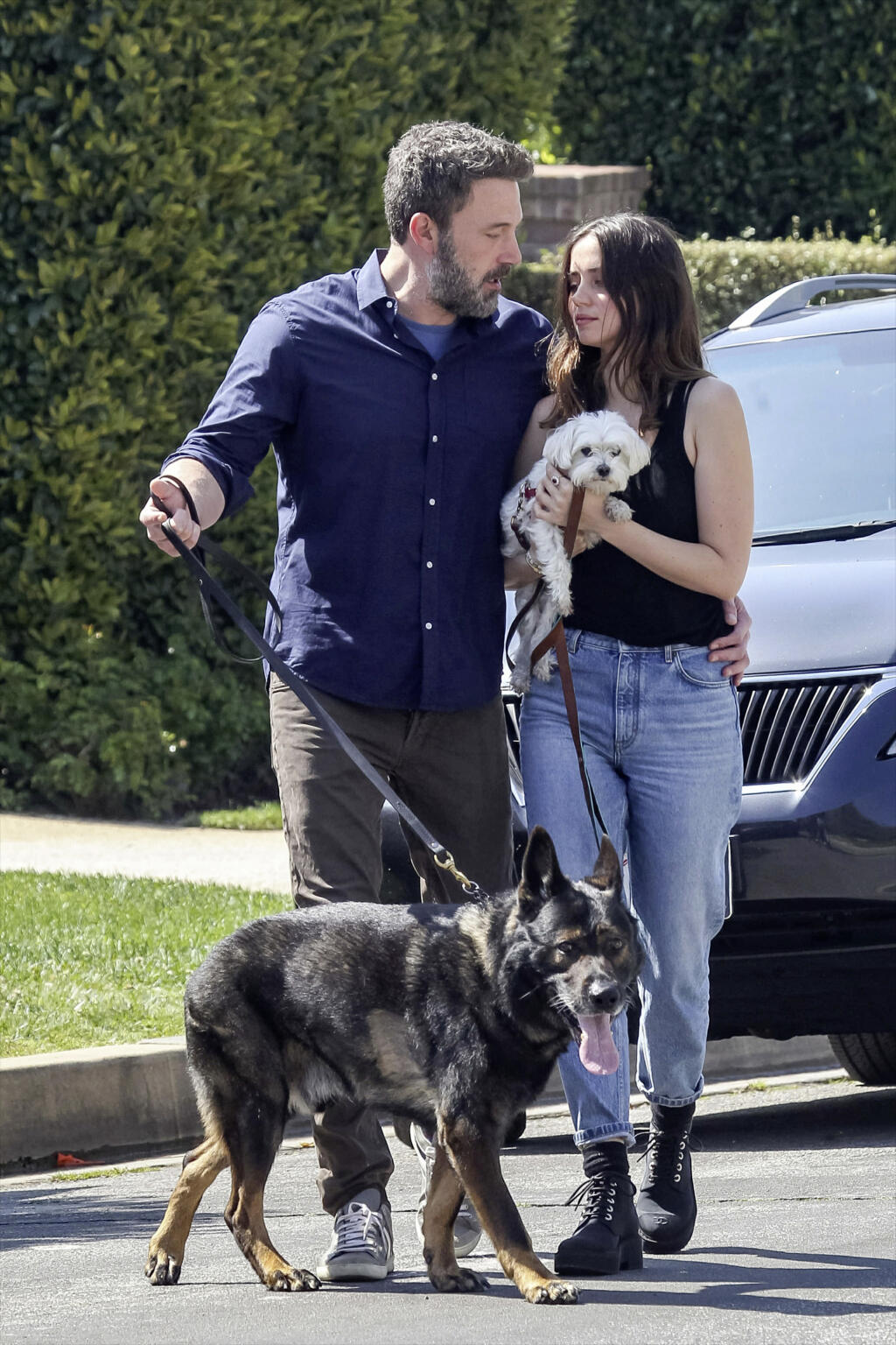 Hereckí kolegovia Ben Affeck (48) a Ana de Armas (32) sa zblížili začiatkom minuého roka počas natáčania erotického trileru Deep Water. Film je však ešte stále v postprodukcii, a tak sa hviezdny pár stihol rozísť pred jeho premiérou, ktorá je naplánovaná na august tohto roka.