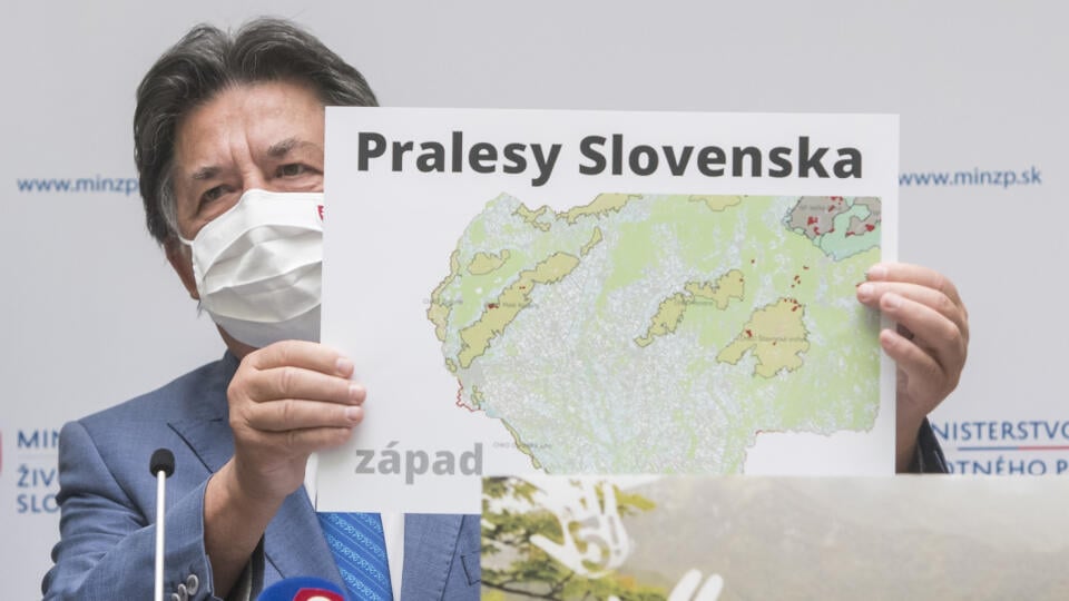 Na snímke minister životného prostredia SR Ján Budaj (OĽANO) počas tlačovej konferencie na tému Historická dohoda o ochrane pralesov. Aktivisti z mimovládnych organizácií odovzdali do rúk ministra petičné hárky s takmer 31-tisíc podpismi za vyhlásenie prírodnej rezervácie Pralesy Slovenska 17. septembra 2020 v Bratislave. FOTO TASR - Martin Baumann