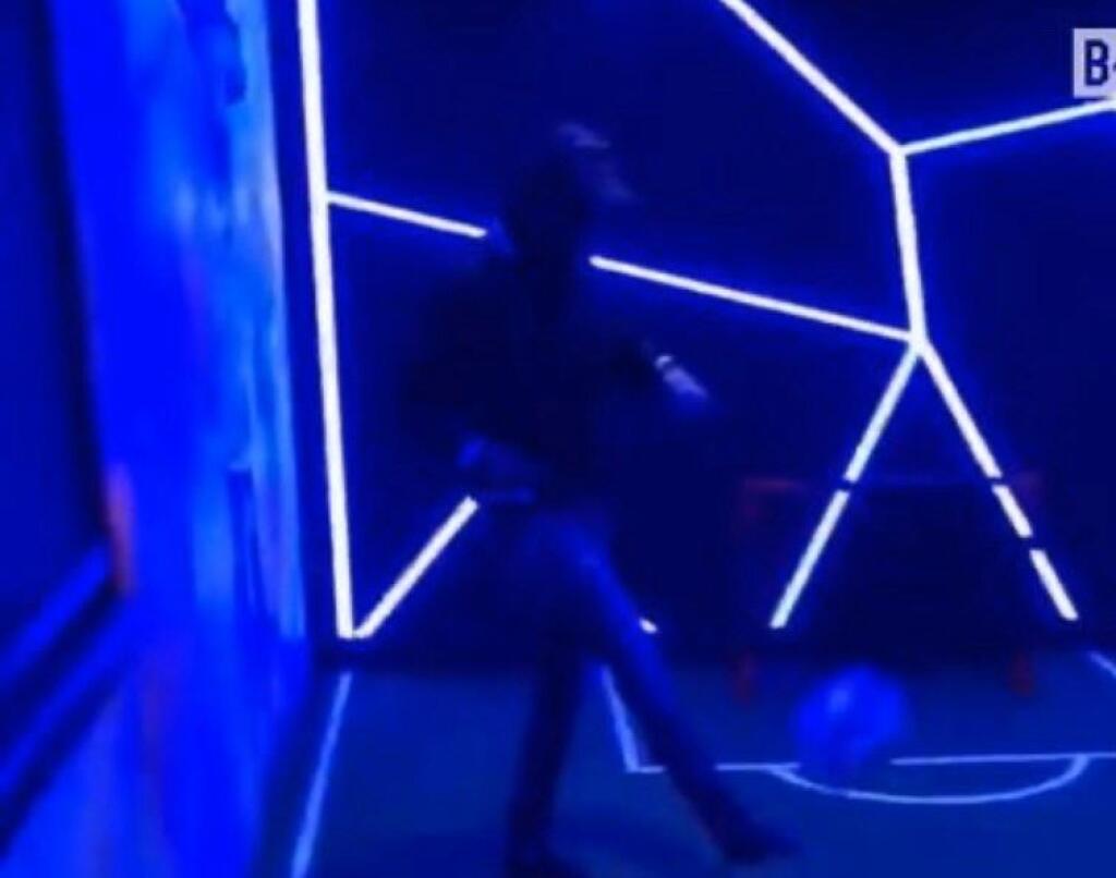 Všetko v dome je premyslené do bodky. Vlastné ihrisko v interiéri s led svietidlami si Pogba veľmi rád užíva.