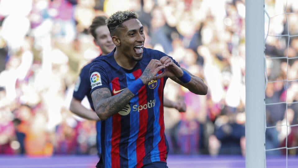 WA 32 Barcelona - Futbalista FC Barcelona Raphinha sa teší po strelení gólu v zápase 24. kola španielskej La Ligy FC Barcelona - FC Valencia v Barcelone v nedeľu 5. marca 2023. FOTO TASR/AP
Barcelona's Raphinhacelebrates scoring his side's opening goal during Spanish La Liga soccer match between Barcelona and Valencia at the Camp Nou stadium in Barcelona, Spain, Sunday, March 5, 2023. (AP Photo/Joan Monfort)