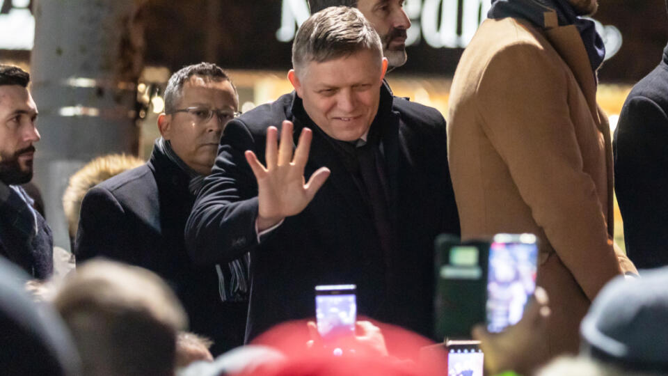 Na snímke je Robert Fico na proteste pred Prezidentským palácom proti obrannej zmluve s USA a zdražovaniu potravín.  