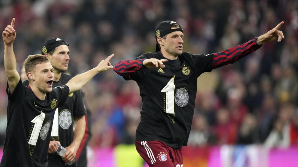 EBE 76 Mníchov - Na snímke hráči Bayernu oslavujú 31. titul ligového majstra a desiaty v sérii po víťazstve doma nad Dortmundom po zápase 31. kola nemeckej Bundesligy vo futbale Bayern Mníchov - Borussia Dortmund (3:1) v Mníchove 23. apríla 2022. FOTO TASR/AP
Bayern players celebrate at the end of the German Bundesliga soccer match between Bayern Munich and Borussia Dortmund, at the Allianz Arena, in Munich, Germany, Saturday, April 23, 2022. (AP Photo/Matthias Schrader)