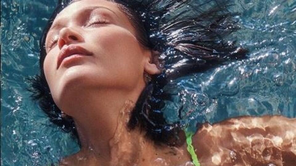 Reklama na plavky v podaní Belly Hadid.