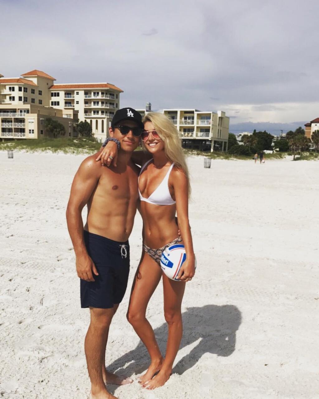 Útočník Los Angeles Kings Trevor Moore randí so sexi Monikou.