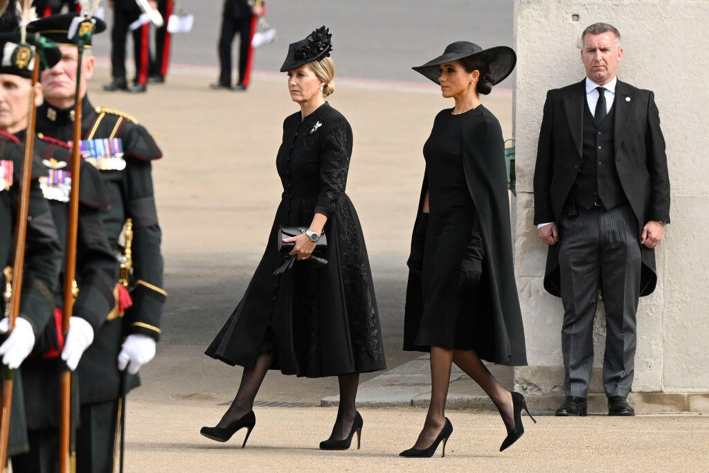 Na snímke je zobrazená Megan Markle počas pohrebu kráľovnej Alžbety II.
