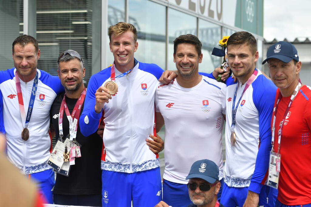Slovenská posádka rýchlostných kanoistov K4 v zložení Samuel Baláž, Denis Myšák, Erik Vlček a Adam Botek získala bronzovú medailu na 500 metrov počas XXXII. letných olympijských hier v Tokiu, 7. augusta 2021. Na snímke Erik Vlček (vľavo), tréner slovenských rýchlostných kanoistov Peter Likér (druhý vľavo), Samuel Baláž (tretí vľavo) a Denis Myšák (druhý vpravo) sa tešia zo zisku bronzovej medaily. FOTO TASR - Michal Svítok