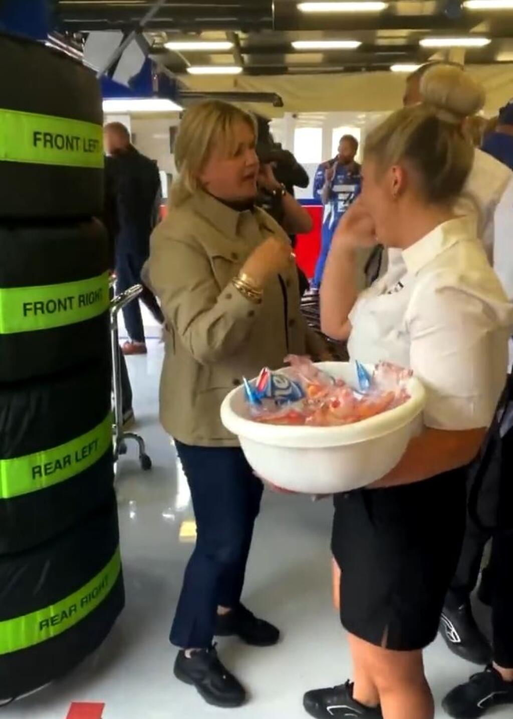 Corinna nechýbala na VC Veľkej Británie, kde jej syn Mick získal prvé body v F1. Keď sa objavila v zákulisí tímu Haas, bola stredobodom pozornosti a zrejme sa nenašiel človek, ktorý sa s ňou nechcel zvítať a objať.