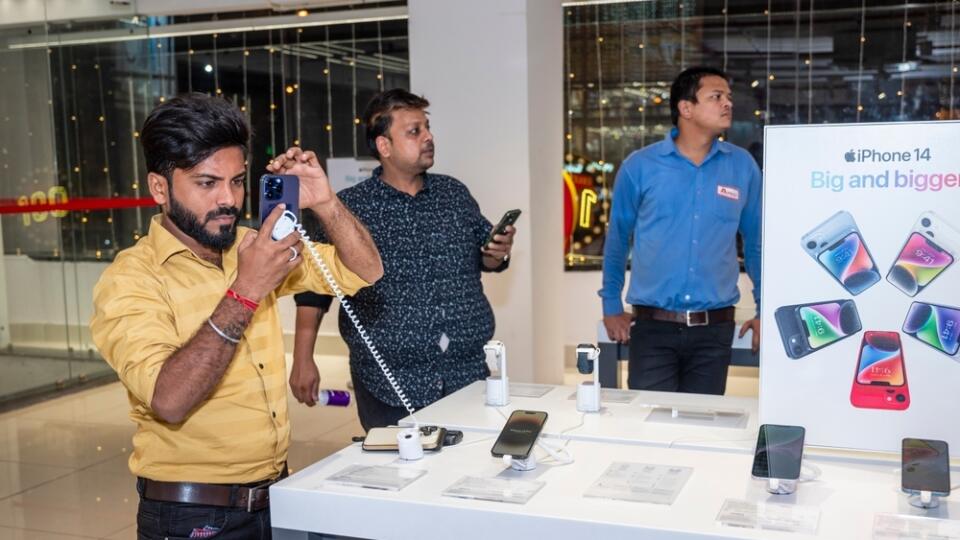 New,Delhi,,India-nov,7,2022:,A,Man,Looking,Iphone,14