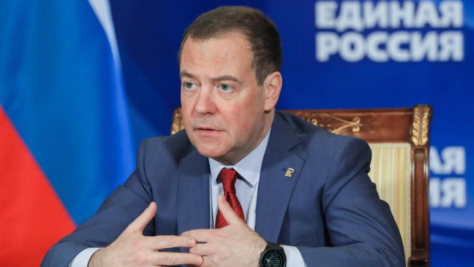 Bývalý ruský prezident Dmitrij Medvedev sa prihovára počas mítingu na tému záchrany podnikov a pracovných miest v zahraničných firmách v Moskve v stredu 16. marca 2022. Medvedev vo štvrtok 17. marca varoval Spojené štáty, že Moskva má dostatočnú silu na to, aby poslala svojich