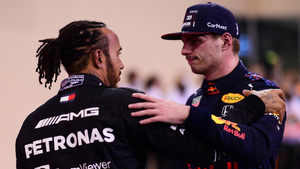 Lewis Hamilton trpkú porážku už strávil.