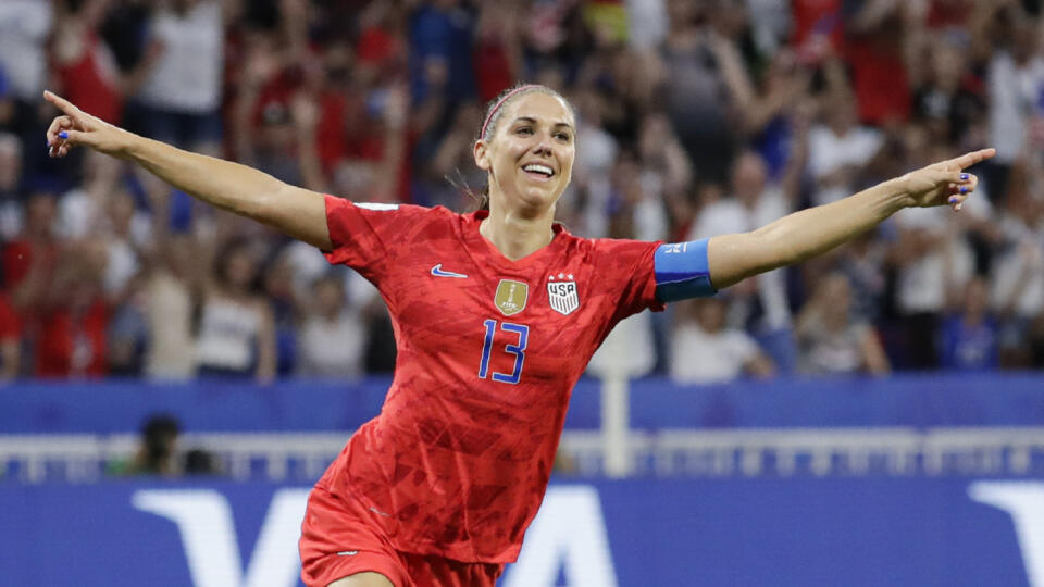 Kapitanka usa Alex Morgan po góle v semifinále MS vo futbale žien