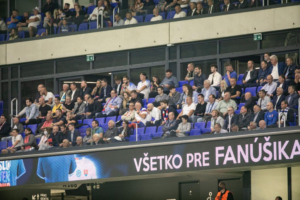 Na zápase Slovenska s Chorvátskom bolo množstvo známych a vplyvných ľudí.