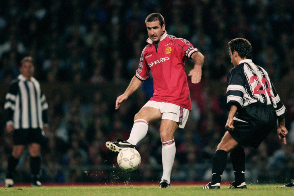 Eric Cantona a jeho typický vyhrnutý golier na drese. Za Manchester United v rokoch 1992 až 1997 odohral 143 zápasov a strelil 64 gólov.