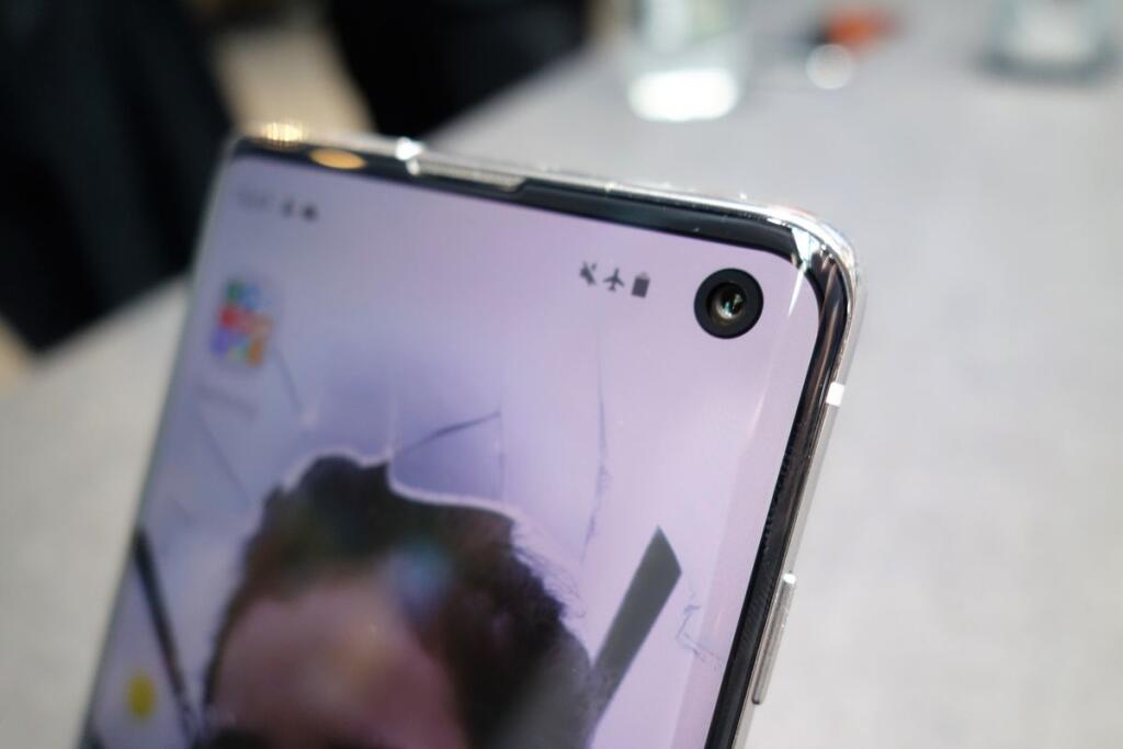 Diera v displeji Galaxy S10
