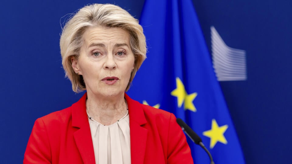 AZ12 archív Brusel - Na archívnej snímke z 10. júna 2025 predsedníčka Európskej komisie Ursula von der Leyenová odpovedá na otázky médií sídle EÚ v Bruseli. Ursula von der Leyenová v nedeľu izraelskému premiérovi Benjaminovi Netanjahuovi povedala, že v prípade Iránu je v konečnom dôsledku najlepšou cestou diplomacia, nevyzvala ho však na okamžité prímerie. FOTO TASR/AP
European Commission President Ursula von der Leyen addresses the media at EU headquarters in Brussels, Tuesday, June 10, 2025.