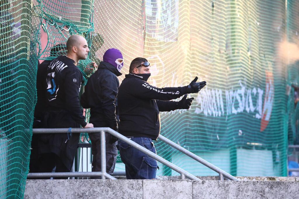 Šokujúce zábery z derby medzi Spartakom Trnava a Slovanom Bratislava. Fanúšikovia sa vtrhli na hraciu plochu a bili sa hlava nehlava.